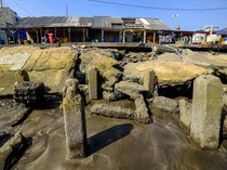 Dermaga Nelayan di Teluk Labuan Rusak Diterjang Gelombang Tinggi