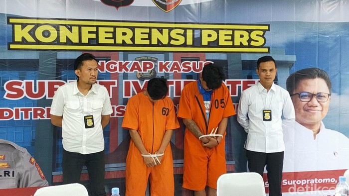 Dua tersangka penyelundupan BBL dari Lampung saat diamankan di Polda Sumsel