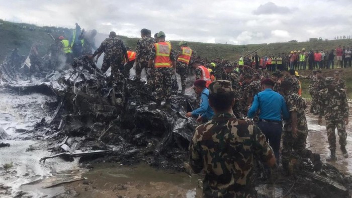 Evakuasi Bangkai Pesawat Bangkai Saurya Airlines yang Jatuh di Bandara Nepal Pesawat milik maskapai Nepal mengalami jatuh saat lepas landas di bandara Kathmandu, Nepal pada Rabu (24/7) waktu setempat. Pesawat itu dilaporkan membawa 19 orang, termasuk awak pesawat.