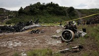 Pihak kepolisian dan petugas pemadam kebakaran telah dikerahkan ke lokasi kecelakaan untuk melakukan operasi penyelamatan. Belum diketahui secara jelas penyebab kecelakaan pesawat tersebut. REUTERS/Navesh Chitrakar
