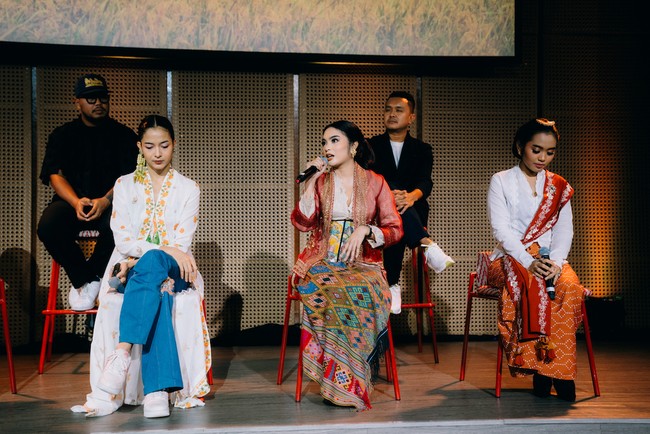Syandria Kameron menghadiri peluncuran film ‘Kebaya Kala Kini’ di Galeri Indonesia Kaya, Selasa (23/7/2024). Ia termasuk salah satu seniman yang muncul di film pendek garapan sutradara Bramski itu. (Foto: Dok. Indonesia Kaya)