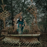 Tampil pula penyanyi keroncong Woro Mustiko. Kebaya klasik berkarakter dodotan yang terbuat dari bahan beludu menemani penampilan Woro. (Foto: Dok. Bramsky)