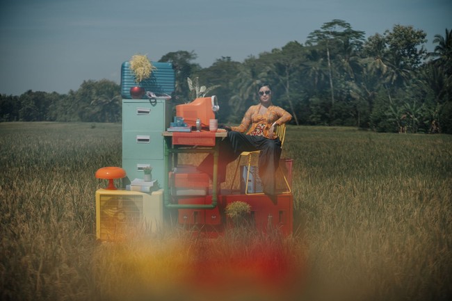 Di film ‘Kebaya Kala Kini’, Syandria bersolek dalam balutan kebaya berwarna kuning yang dipasangkan dengan wide leg pants yang kekinian. “Seru banget karena proses syutingnya di tengah sawah. Panas-panasan seperti dipanggang, tapi hasilnya bagus banget,” kenang anak pertama Puti Guntur Soekarno dan Joy Kameron itu. (Foto: Dok. Bramsky)