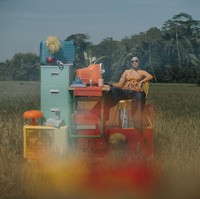Di film ‘Kebaya Kala Kini’, Syandria bersolek dalam balutan kebaya berwarna kuning yang dipasangkan dengan wide leg pants yang kekinian. “Seru banget karena proses syutingnya di tengah sawah. Panas-panasan seperti dipanggang, tapi hasilnya bagus banget,” kenang anak pertama Puti Guntur Soekarno dan Joy Kameron itu. (Foto: Dok. Bramsky)