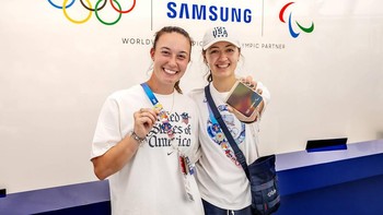 Tim USA Casey Kaufhold dan Jennifer Mucino-Fernandez dengan bangga menunjukkan Pins edisi khusus dan Samsung Galaxy Z Flip6 Edisi Olimpiade FlipSuit Foto: Samsung