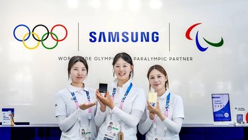 Tim Korea Nam Suhyeon, Lim Sihyeon dan Jeon Hunyoung memamerkan Samsung Galaxy Z Flip6 Edisi Olimpiade Foto: Samsung