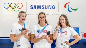 Atlet Tim Prancis Tiziana Raspo, Camelia Bouloukbachi dan Pasiphae Lalou Stephanie Martineaud Peret berpose dengan Samsung Galaxy Z Flip6 Edisi Olimpiade Foto: Samsung