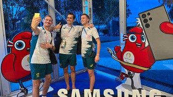Atlet tim Australia Aran Zalewski, Tom Craig dan Ky Willott mengambil selfie setelah menerima Samsung Galaxy Z Flip6 Edisi Olimpiade mereka Foto: Samsung