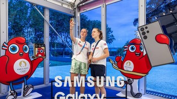Atlet Great Britain berpose dengan Samsung Galaxy Z Flip6 Edisi Olimpiade mereka di Olimpiade Foto: Samsung