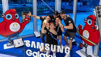 Atlet Jerman tak mau kalah, mereka group selfie dengan Samsung Galaxy Z Flip6 Edisi Olimpiade mereka Foto: Samsung