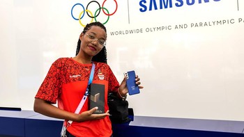 Atlet tim Mozambik Deizy Nhaquile memamerkan Samsung Galaxy Z Flip6 Olympic Edition dan S21 5G Olympic Games Edition miliknya dari Olimpiade Tokyo. Foto: Samsung
