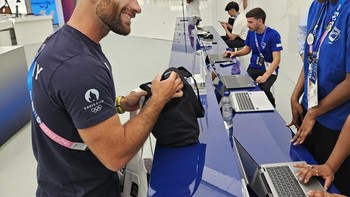 Tim pendayung Uruguay Bruno Cetraro Berriolo adalah atlet pertama yang menerima Galaxy Z Flip6 Olympic Edition di Olympi rendezvous @ Samsung showcase di area Paris 2024 Olympic and Paralympic Village Foto: Samsung