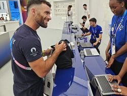 Semangat Atlet Genggam Samsung Galaxy Z Flip 6 Edisi Olimpiade Paris 2024