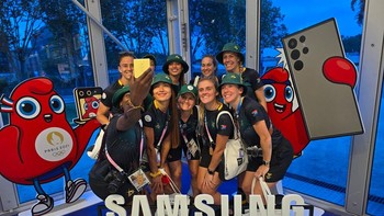 Tim Afrika Selatan mengambil selfie setelah menerima Samsung Galaxy Z Flip6 Edisi Olimpiade mereka Foto: Samsung