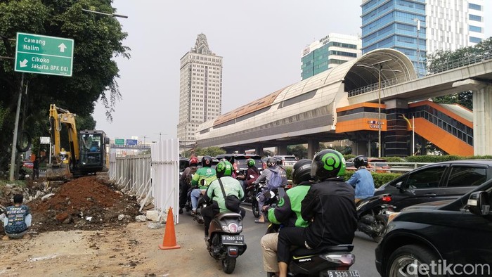 Pekerjaan Galian di MT Haryono Jaksel Picu Kemacetan, Warga Menanti Tuntasnya Proyek