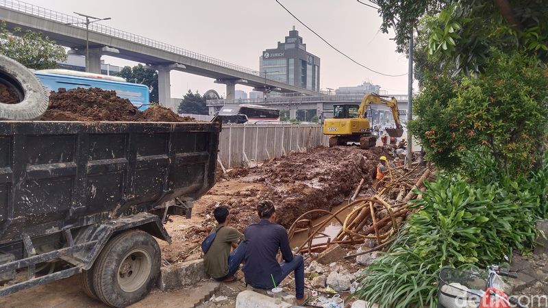 Galian di MT Haryono, Jaksel bikin macet