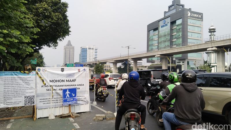 Galian di MT Haryono, Jaksel bikin macet