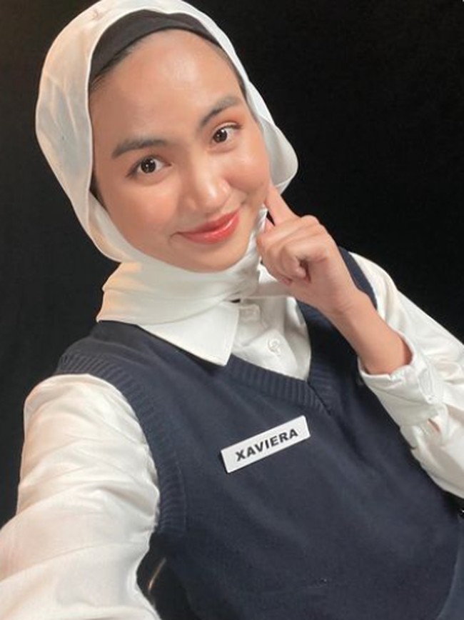 Gaya hijab meleyot atau tampak bergelombang seolah menjadi gaya khas Xaviera Putri. Ia lebih sering tampil dengan perpaduan pashmina polos dan ciput ninja yang simple namun manis. Foto: Dok. Instagram xavieraaputri