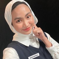 Gaya hijab meleyot atau tampak bergelombang seolah menjadi gaya khas Xaviera Putri. Ia lebih sering tampil dengan perpaduan pashmina polos dan ciput ninja yang simple namun manis. Foto: Dok. Instagram xavieraaputri