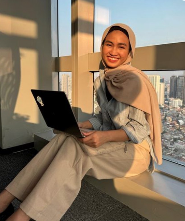 Sejak viral beberapa waktu lalu, kini pengikut naik pesat menjadi 2,7 juta dari ratusan ribu followers sebelumnya. Dalam kesehariannya, penampilan Xaviera Putri tampak sederhana dan kasual. Foto: Dok. Instagram xavieraaputri