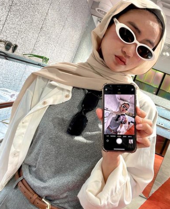 Beberapa kali Xaviera Putri menata gaya hijabnya dengan lebih rapi dan berbeda saat liburan. Namun ia tetap lebih senang tampil kasual. Foto: Dok. Instagram xavieraaputri