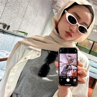 Beberapa kali Xaviera Putri menata gaya hijabnya dengan lebih rapi dan berbeda saat liburan. Namun ia tetap lebih senang tampil kasual. Foto: Dok. Instagram xavieraaputri