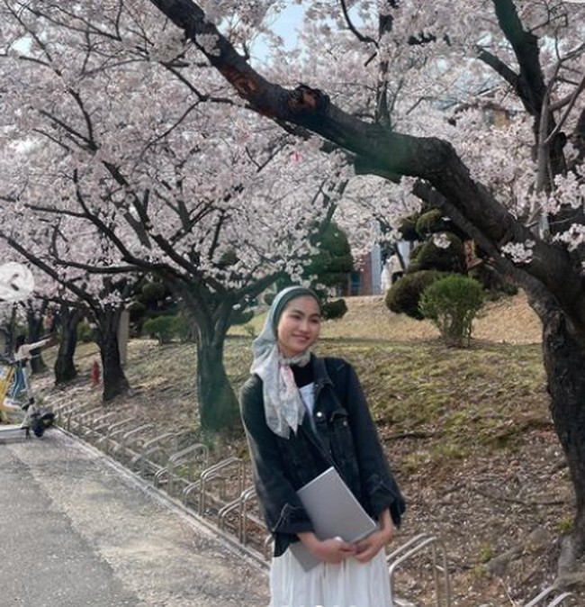 Begitu pula gaya hijab ke kampus yang sangat simple, lebih sering mengenakan pashmina krem dan ciput hitam. Xaviera Putri merupakan salah satu mahasiswa yang mendapatkan beasiswa penuh dari pemerintah Korea Selatan. Foto: Dok. Instagram xavieraaputri
