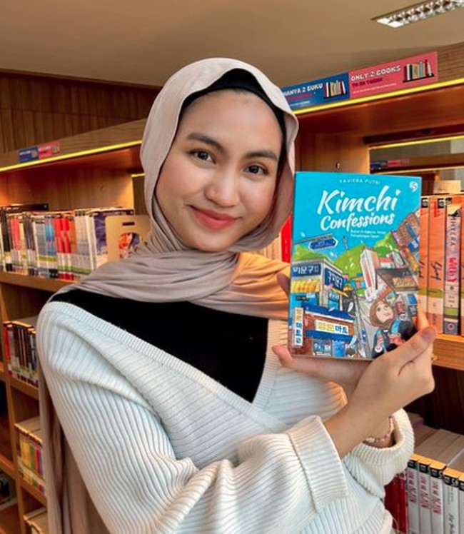 Xaviera Putri juga pernah meluncurkan sebuah buku berjudul Kimchi Confessions’ pada 2023 lalu. Foto: Dok. Instagram xavieraaputri