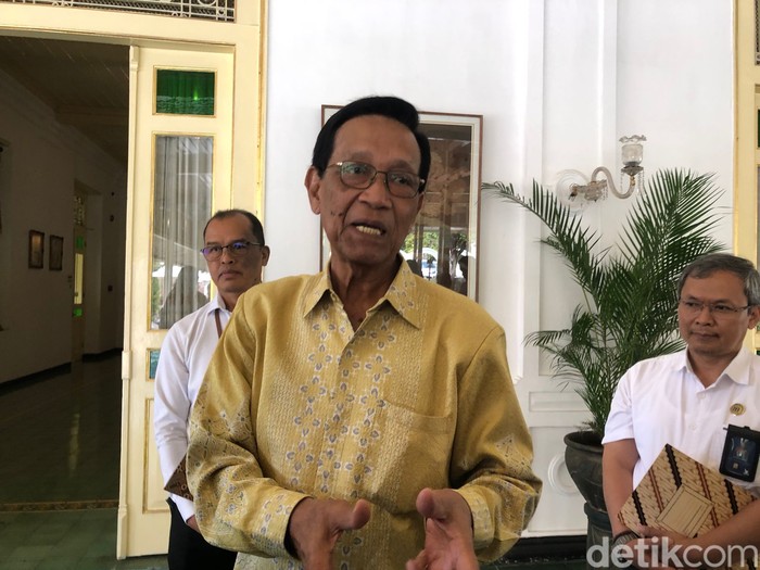 Gubernur DIY Sri Sultan Hamengku Buwono X usai pertemuan dengan kepala daerah di Kompleks Kepatihan, Kota Jogja, Rabu (24/7).