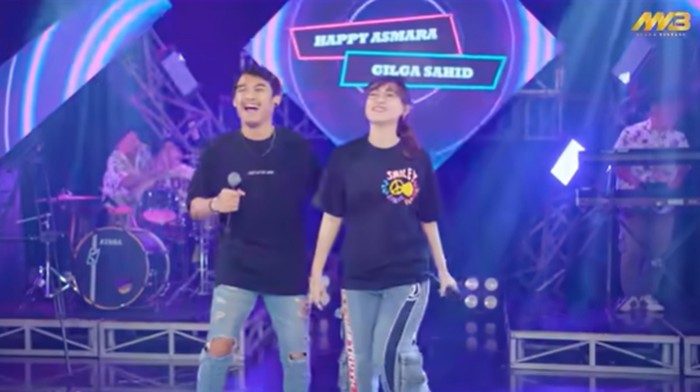 Happy Asmara dan Gilga Sahid menyanyikan lagu Seneng.