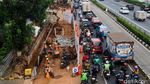 Harap Sabar! Jalan MT Haryono Arah Cawang Macet Imbas Galian