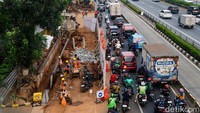 Ada tiga titik galian proyek di sepanjang jalan MT Haryono arah Cawang. Ketiga titik tersebut adalah di samping SPBU Pertamina Tebet, Signature Park Apartment, dan di depan Indomobil MT Haryono.