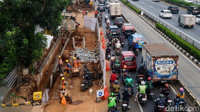 Harap Sabar! Jalan MT Haryono Arah Cawang Macet Imbas Galian
