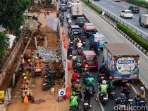 Harap Sabar! Jalan MT Haryono Arah Cawang Macet Imbas Galian