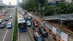 Harap Sabar! Jalan MT Haryono Arah Cawang Macet Imbas Galian