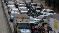 Kemacetan di Jalan MT Haryono arah Cawang semakin menjadi akibat adanya penambahan volume kendaraan dari arah Tebet Timur Raya, Tebet Timur Dalam IX serta Jalan Asem Baris Raya.