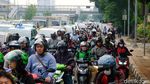 Harap Sabar! Jalan MT Haryono Arah Cawang Macet Imbas Galian