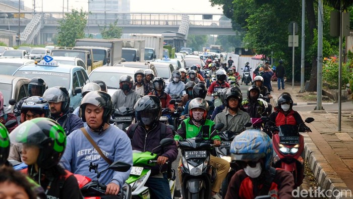 Harap Sabar, Jalan MT Haryono Arah Cawang Macet Imbas Galian Jalan MT Haryono mengarah ke Cawang, Jakarta, kian macet. Kemacetan disebabkan proyek galian dekat Stasiun Cawang.