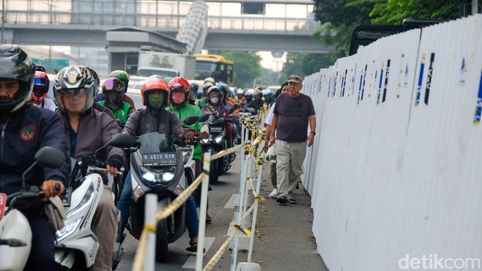 Jalan MT Haryono mengarah ke Cawang, Jakarta, kian macet. Kemacetan disebabkan proyek galian dekat Stasiun Cawang.