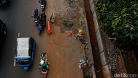 Kemacetan itu disebabkan oleh proyek galian yang memakan hampir separuh badan jalan.