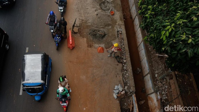 Jalan MT Haryono mengarah ke Cawang, Jakarta, kian macet. Kemacetan disebabkan proyek galian dekat Stasiun Cawang.