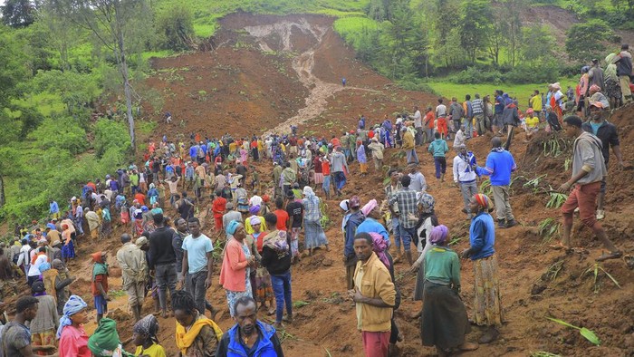 Horor Tanah Longsor di Ethiopia, 229 Orang Tewas ADDS NAME OF THE PHOTOGRAPHER - In this handout photo released by Gofa Zone Government Communication Affairs Department, hundreds of people gather at the site of a mudslide in the Kencho Shacha Gozdi district, Gofa Zone, southern Ethiopia, Monday, July 22, 2024. At least 146 people were killed in mudslides in a remote part of Ethiopia that has been hit with heavy rainfall, according to local authorities. (Isayas Churga/Gofa Zone Government Communication Affairs Department via AP)
