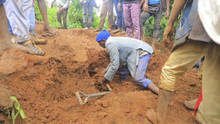 ADDS NAME OF THE PHOTOGRAPHER - In this handout photo released by Gofa Zone Government Communication Affairs Department, hundreds of people gather at the site of a mudslide in the Kencho Shacha Gozdi district, Gofa Zone, southern Ethiopia, Monday, July 22, 2024. At least 146 people were killed in mudslides in a remote part of Ethiopia that has been hit with heavy rainfall, according to local authorities. (Isayas Churga/Gofa Zone Government Communication Affairs Department via AP)