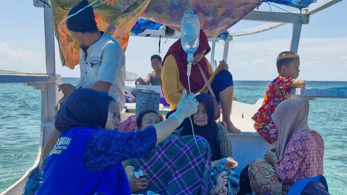 Ibu hamil di Pangkep diantar ke Puskesmas Sailus pakai perahu ketinting sebelum dirujuk ke rumah sakit menggunakan ambulans laut.