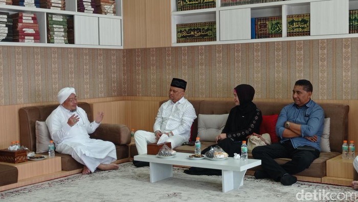 Ilham Habibie saat berkunjung ke Ponpes Al Idrisiyyah Tasikmalaya.