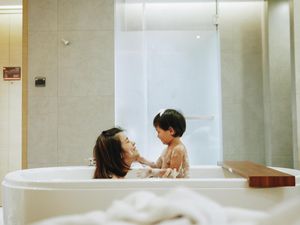 Video: Waktu yang Tepat Anak Harus Mulai Mandi-Berpakaian Sendiri