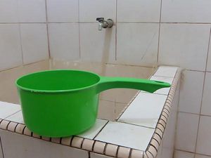 Mengambil Air Wudhu di Bak Mandi, Apakah Sah Hukumnya?