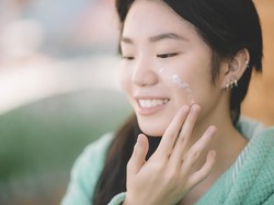 7 Sunscreen yang Mencegah Flek Hitam untuk Usia 40 Tahun ke Atas