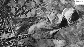 Bencana desa Aberfan: Desa Aberfan di Lembah Welsh tumbuh di sekitar tambang batu bara. Di 1966, desa itu dikelilingi tumpukan limbah pertambangan. Oktober 1966, Aberfan dilanda hujan lebat. Kemudian, sejumlah besar limbah bergerak menuju desa dalam gelombang hingga 9 meter. 144 orang tewas akibat longsoran itu, 116 anak termasuk di antaranya. Material yang bergerak cepat merobohkan sekolah serta menghancurkan 18 rumah. Bencana Aberfan masih menjadi salah satu insiden pertambangan terburuk di Inggris. Foto: Wikipedia Foto: Wikipedia