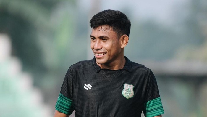 Irwanto Bajo memakai jersey PSMS Medan (Foto: Dok. Instagram @official_psmsmedan)